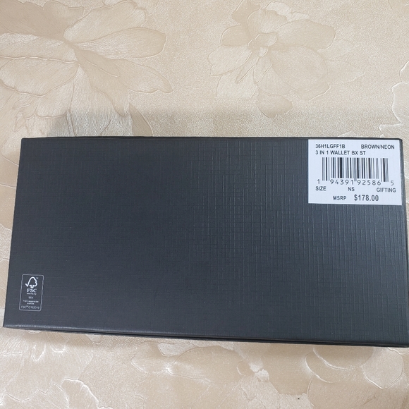 Michael kor men 3 in 1 wallet giffting box Brown and NEON - Picture 10 of 10